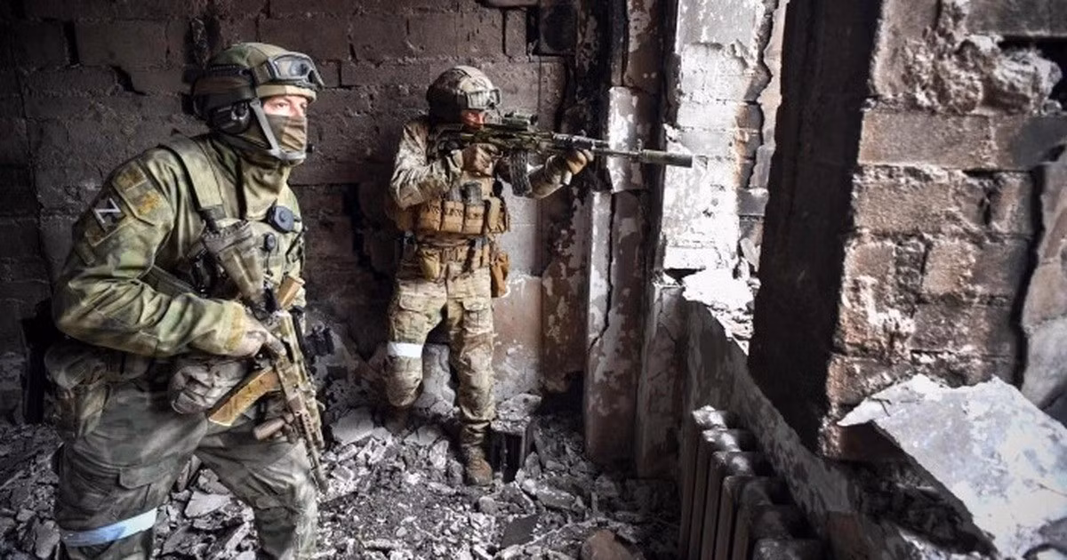 Hiện từ đầu cầu Leontovychi, RFAF đưa quân vào bên trong thành phố, các đơn vị biệt kích nhỏ của Nga đang nhắm mục tiêu vào ban đêm để xâm nhập, với giao tranh ngày càng ác liệt khi màn đêm buông xuống, một ví dụ điển hình của "chiến thuật cú đêm".