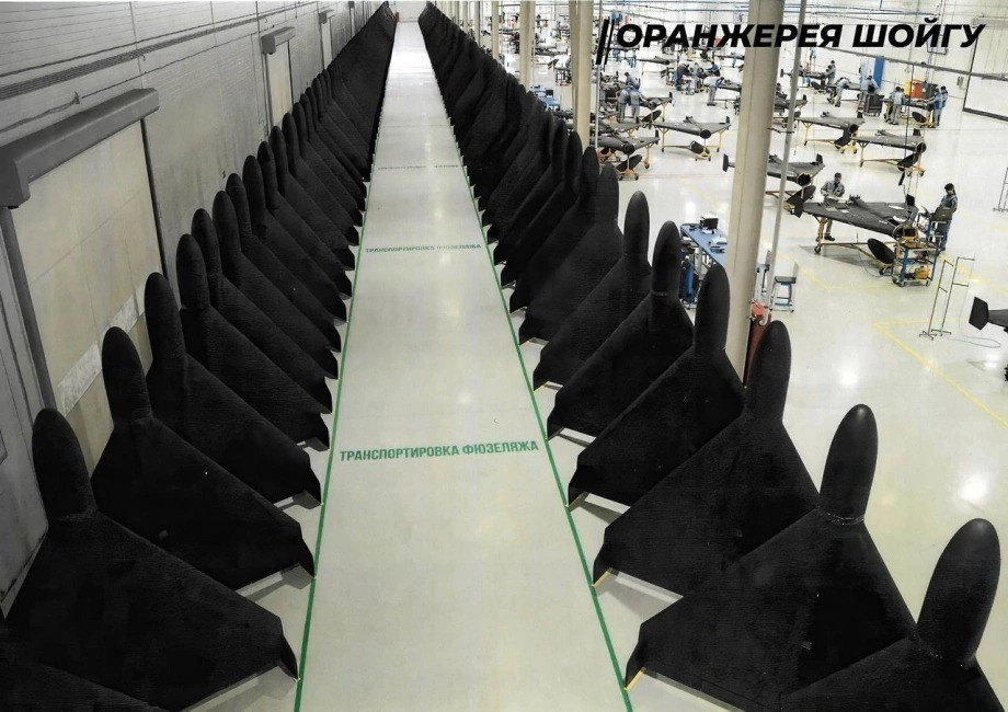 Năng lực sản xuất công nghiệp quốc phòng của Nga đã tăng 900%. Đến năm 2026, Nga sẽ sản xuất 60.000 UAV tấn công tầm xa các loại. Nga đang huy động sinh viên và lao động nước ngoài, tích cực tận dụng các khu vực và doanh nghiệp tư nhân để sản xuất hoàn chỉnh UAV tấn công tầm xa.