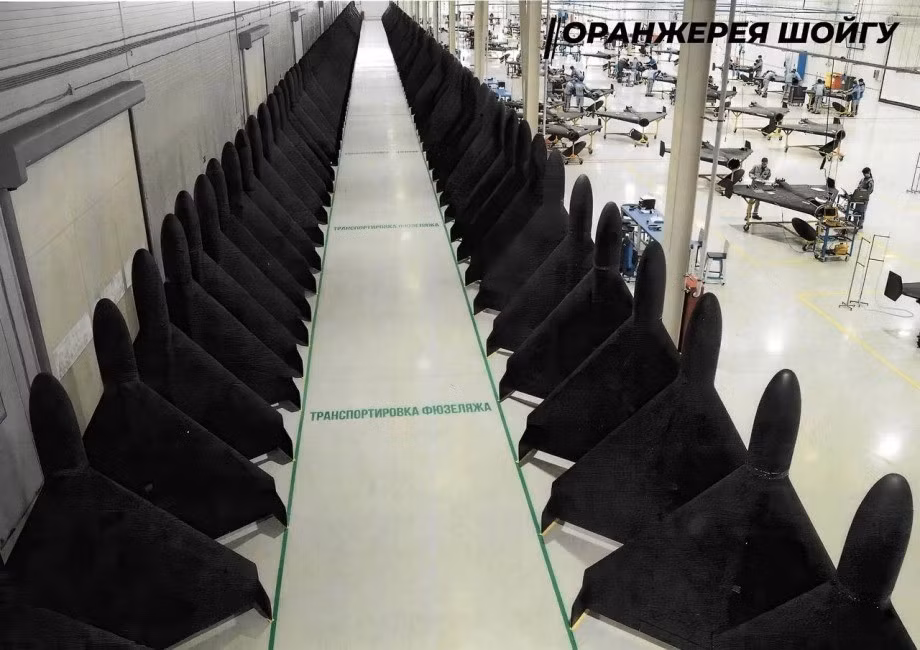 Năng lực sản xuất công nghiệp quốc phòng của Nga đã tăng 900%. Đến năm 2026, Nga sẽ sản xuất 60.000 UAV tấn công tầm xa các loại. Nga đang huy động sinh viên và lao động nước ngoài, tích cực tận dụng các khu vực và doanh nghiệp tư nhân để sản xuất hoàn chỉnh UAV tấn công tầm xa.