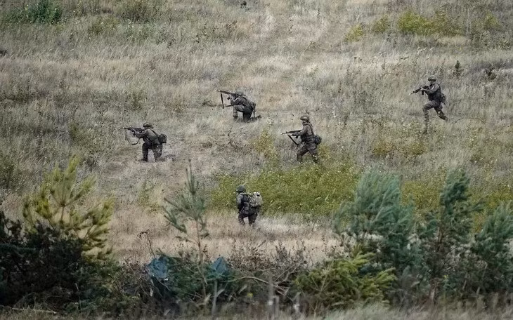 Những tin tức tình báo Ukraine bị rò rỉ cho Nga, mọi thứ đều bị phá hủy; đoàn tàu chở vũ khí từ phương Tây cho Ukraine, chưa kịp bốc dỡ hàng đã bị đưa "xuống địa ngục". Quân đội NATO và lực lượng liên hợp Nga-Belarus tiến hành tập trận biên giới, và tình hình Đông Âu trở nên căng thẳng.