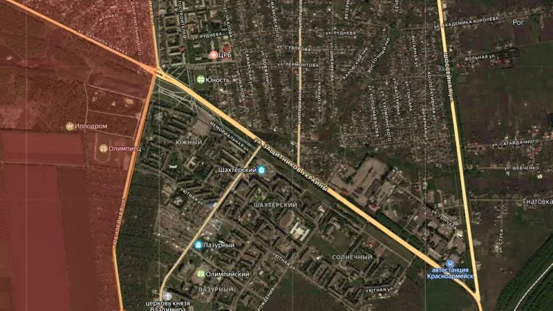 Blogger "Muchnoy" cho biết, tiểu khu Lazurny hiện đã nằm dưới sự kiểm soát của quân Nga, trong khi các quận Shakhtarsky, Solnechny và Yuzhny một phần nằm trong vùng xám, một phần nằm dưới sự kiểm soát của quân đội Ukraine (AFU). Tuy nhiên RFAF đang dần đẩy lùi quân Ukraine ra khỏi thành phố; trong khi AFU tiếp tục “ca bài” thiếu quân số.