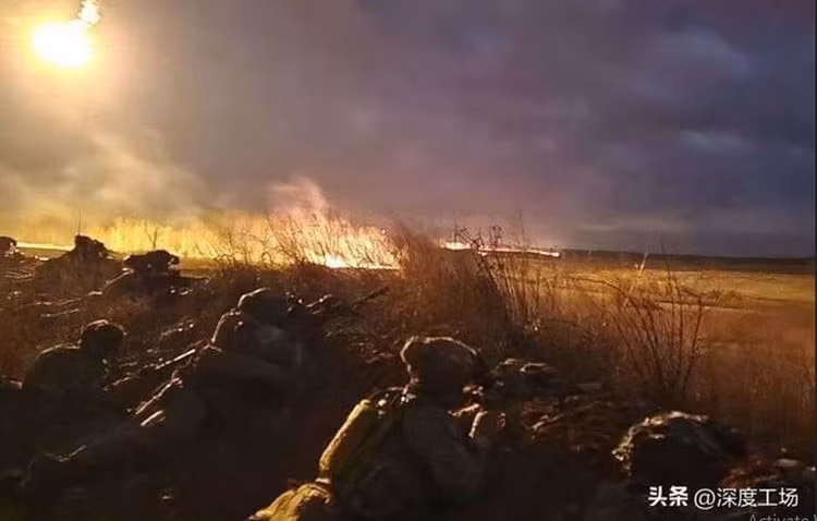 Trong khi đó, bất chấp những thông tin về việc RFAF kiểm soát Volodymyrivka, nhưng trên thực tế, ngôi làng này vẫn chưa hoàn toàn nằm dưới sự kiểm soát của quân Nga. Hiện RFAF kiểm soát khu vực phía nam và chưa củng cố được vị trí ở trung tâm ngôi làng, do các cuộc tấn công liên tục của UAV FPV Ukraine.