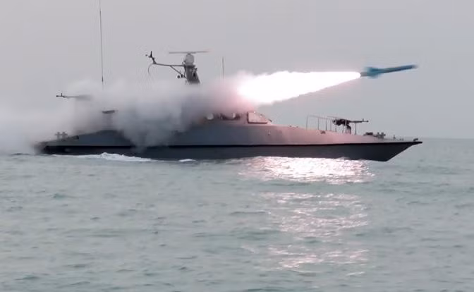 Bất chấp những tuyên bố "chiến thắng" của Tổng thống Trump, là đã phá hủy toàn bộ hạm đội Iran. Nhưng trên thực tế, chỉ một số ít bị phá hủy trong các cuộc tấn công ban đầu vào các căn cứ hải quân của IRGC. Iran vẫn còn phần lớn lực lượng trang bị vũ khí đặc biệt, hiện đang đóng tại các hầm trú ẩn bí mật trên bờ biển Iran.