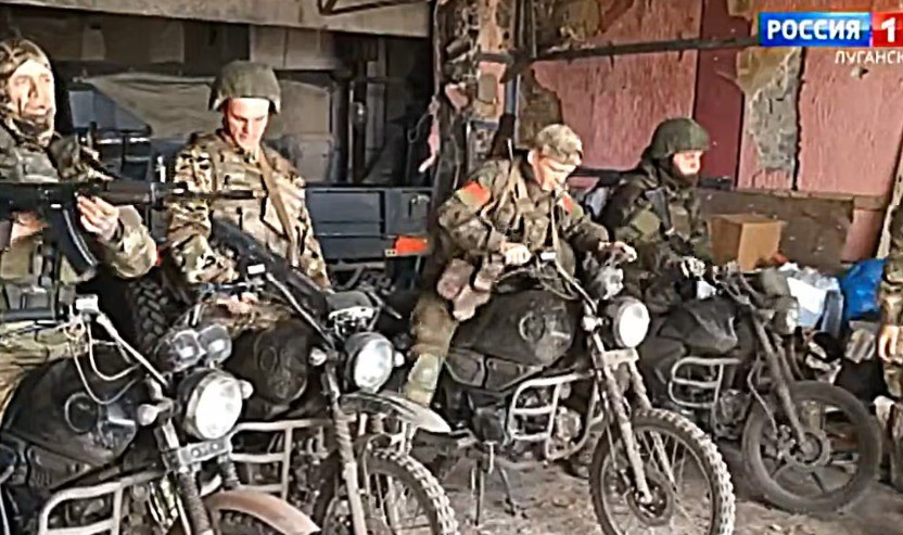 Trong khi đó, Viện Nghiên cứu Chiến tranh Mỹ (ISW) có trụ sở tại Mỹ, báo cáo rằng, việc Nga tiêu thụ kho dự trữ xe tăng thời Liên Xô dường như đang chậm lại. Điều này có thể là do Nga đã chuyển sang chiến thuật tấn công theo nhóm nhỏ, sử dụng xe máy và xe địa hình (ATV) trên chiến trường.