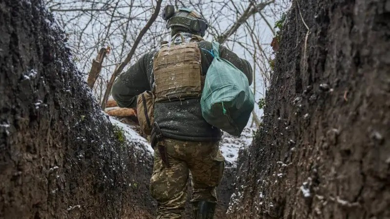 Vấn đề là Huliaipole là một thành phố nhỏ, không có nhiều tòa nhà cao tầng. Hơn nữa, hầu hết chúng đều đã bị phá hủy hoặc nằm dưới sự kiểm soát của lực lượng Nga. Theo các nhà phân tích, thực tế này đang buộc quân Ukraine phải rút lui về vùng ngoại ô thành phố, tìm nơi trú ẩn trong các nhà dân.