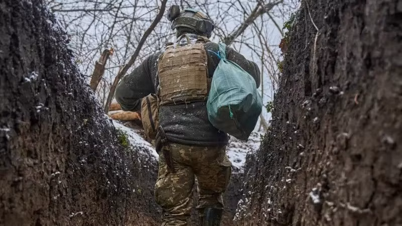 AFU nhận ra rằng, họ không đủ khả năng đối đầu trực tiếp với lực lượng chủ lực của Nga. Do đó, các vị trí của Ukraine bị thu hẹp lại thành nhiều tiền đồn nhỏ nằm rải rác, mỗi tiền đồn chỉ có 3-5 người. Một lượng lớn lính điều khiển UAV của AFU ẩn náu trong các tiền đồn rải rác này, sử dụng UAV FPV để tấn công các nhóm bộ binh tấn công nhỏ của Nga.