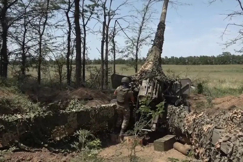 Cùng với đó, hơn 2.000 UAV trinh sát và tấn công của AFU đã bị hỏng do mất liên kết điều khiển, và đoàn xe bọc thép của Nga đã nhân cơ hội này để đột phá phòng tuyến. Hỗ trợ tình báo thời gian thực của NATO, vốn dựa vào đường truyền Starlink, đã bị gián đoạn, và AFU đã trở nên "mù và điếc trong chiến đấu". (nguồn ảnh Military Review, Rvvoenkory, Kyiv Post, Liveuamap).