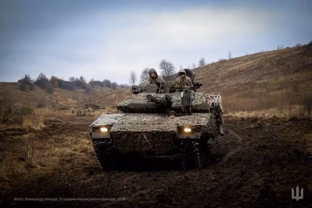 Hợp đồng của Ukraine và Thụy Điển sẽ sản xuất 1.000 xe CV-90, nhưng quá trình này sẽ mất nhiều thời gian, và AFU sẽ không thể tiếp nhận ngay lập tức. Cùng lúc đó, tờ Wall Street Journal đưa tin, Na Uy và Đức sẽ cùng đặt mua hai tiểu đoàn tên lửa phòng không Patriot cho Ukraine, trong đó Na Uy đóng góp 694 triệu USD.