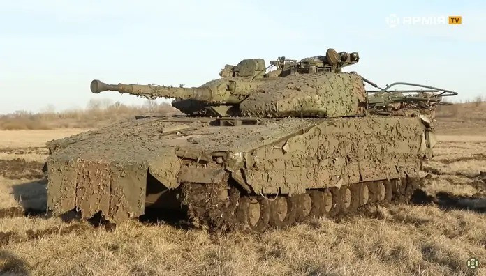 Xe chiến đấu bộ binh CV-90 là xe chiến đấu bộ binh bánh xích, rất phù hợp với chiến trường Ukraine. Khả năng bảo vệ tuyệt vời, thiết kế thân thiện với người dùng và khả năng ngụy trang vượt trội, khiến nó trở thành một phương tiện đáng tin cậy cho binh lính.