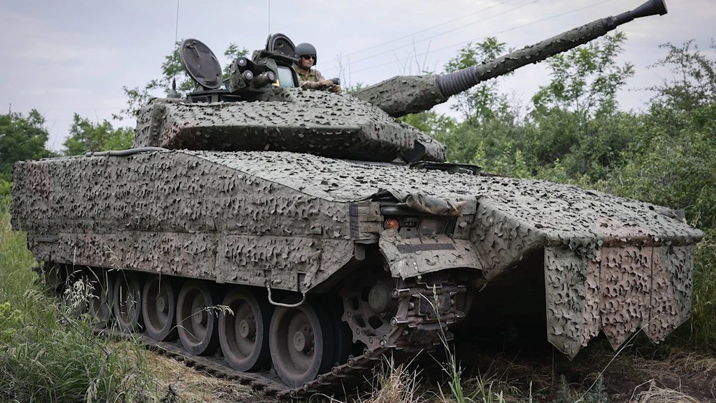 Gần đây, Ukraine và Thụy Điển đã ký một thỏa thuận, nhằm thúc đẩy nội địa hóa CV-90 và sản xuất loại xe chiến đấu bộ binh này tại Ukraine. Phiên bản pháo 40mm của xe chiến đấu bộ binh CV-90 không có hỏa lực mạnh, nên Ukraine quan tâm đến phiên bản pháo 35mm.