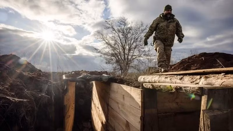 Điều đáng chú ý là hiện nay tình báo Nga đã nhanh chóng phát hiện việc phía Kiev đang tích cực đẩy mạnh xây dựng các tuyến phòng thủ ở nhiều khu vực khác nhau ở miền Đông Ukraine. Các mục tiêu này, cũng như thiết bị xây dựng, đang bị tấn công bằng UAV Geran-2.