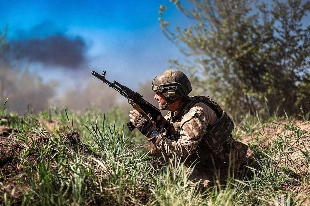 Mục tiêu của họ rất rõ ràng và đầy tham vọng: mô phỏng chiến thuật kinh điển, như một con dao găm sắc bén, xuyên thủng chính xác sườn và hậu phương của quân Nga, sau đó nhanh chóng thiết lập một đầu cầu yểm trợ vững chắc, từ đó tạo ra một cuộc tấn công gọng kìm vào lực lượng Nga sâu trong vùng Sumy, khiến quân Nga bất ngờ.