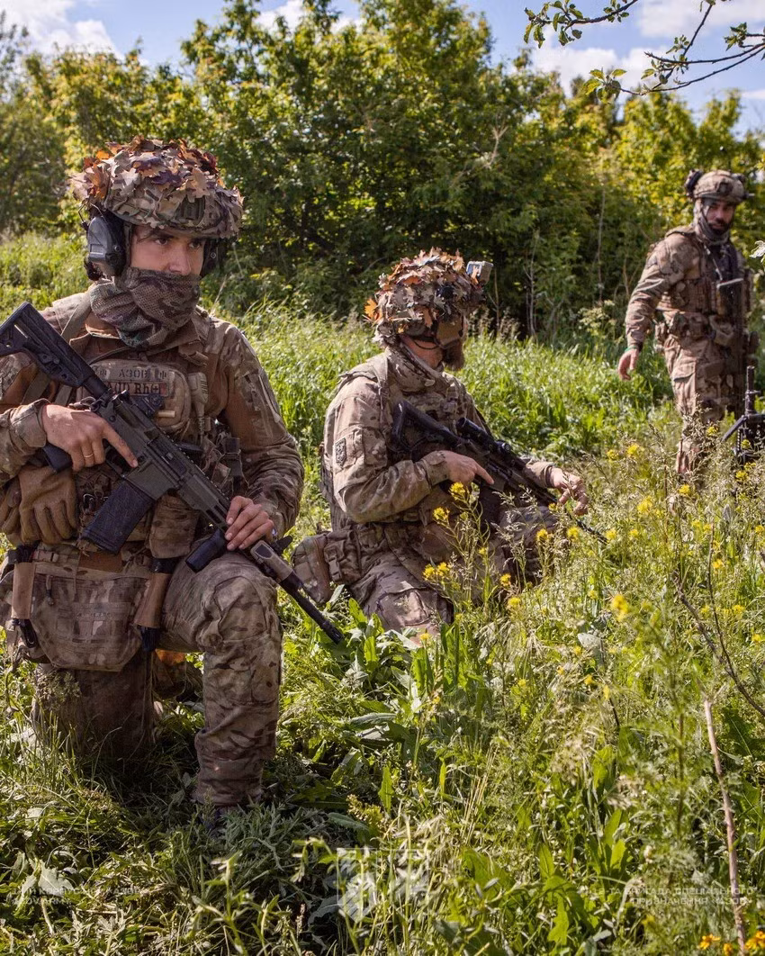 Theo kênh Rvvoenkory, dẫn nguồn tin từ một đơn vị của Cụm quân phía Nam cho biết, các trinh sát viên điều khiển UAV trinh sát của Nga, đã xác định được một trạm điều khiển UAV của AFU và hai hầm trú ẩn, cộng với một số lượng lớn quân của Lữ đoàn Azov.