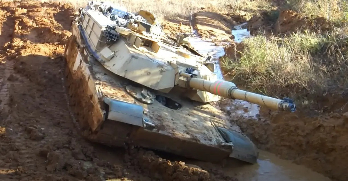 Theo Trung tướng quân đội Ba Lan Yaroslav Gromadzinsky (đã nghỉ hưu), xe tăng M1A1 Abrams của Mỹ gặp khó khăn khi di chuyển vào cuối mùa đông, đầu mùa xuân và mùa thu ở khu vực chiến trường châu Âu. “Xe tăng Abrams không thích hợp để chiến đấu ở địa hình đầm lầy, đây chính là điểm yếu của xe tăng Mỹ”; tướng Ba Lan nêu ra nhược điểm chính của loại xe tăng chiến đấu hạng nặng này. (nguồn ảnh Ukrinform, Kyiv Post).