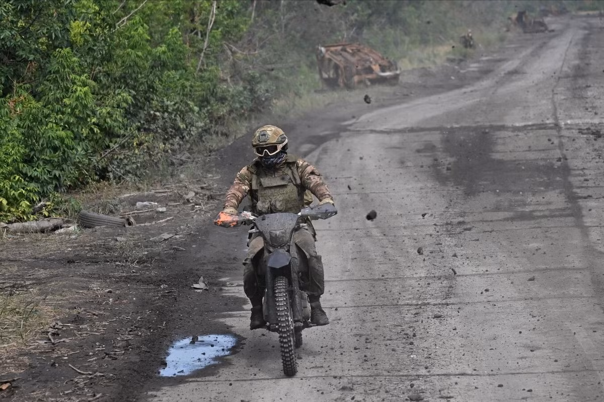 Quân Nga ở tiền tuyến hiện nay, chủ yếu dựa vào “bộ binh cơ giới xe máy” và UAV điều khiển bằng sợi quang cho các cuộc tấn công xâm nhập quy mô nhỏ. Còn Cụm quân Trung tâm RFAF vẫn đang chờ đợi thời cơ, với lực lượng tiếp viện đến từ các tỉnh Sumy, Kherson và Kharkov, có thể đây là đòn giáng cuối cùng từ Bộ Tư lệnh Tối cao Nga.