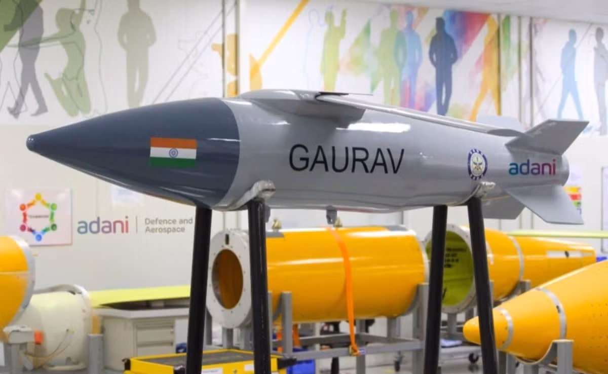 Hệ thống UMPK sử dụng các mô-đun định vị vệ tinh (SATNAV) 8 hoặc 12 chấn tử, có khả năng chống lại sự giả mạo tín hiệu tác chiến điện tử của đối phương và đạt được độ chính xác tương đương với tín hiệu SATNAV quân sự. Theo thời gian, DRDO dự kiến ​​sẽ nâng cấp bộ trang bị Gaurav-1000 với đầu dò quang điện tử và khả năng lập hồ sơ nhiệm vụ tiên tiến, tương tự như SPICE-1000 của Israel.