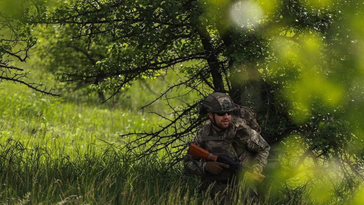 Còn một số nhà quan sát phương Tây, lấy thông tin nội bộ từ các binh sĩ của quân đội Ukraine (AFU), cho biết quân Nga đã kiểm soát các cứ điểm kiên cố của AFU, được xây dựng ngay phía trước vùng ngoại ô phía đông của Konstantinovka từ một tuần nay, cũng như đã chiếm được một nghĩa trang và các ngôi nhà mùa hè trong khu định cư lớn Metallurg.