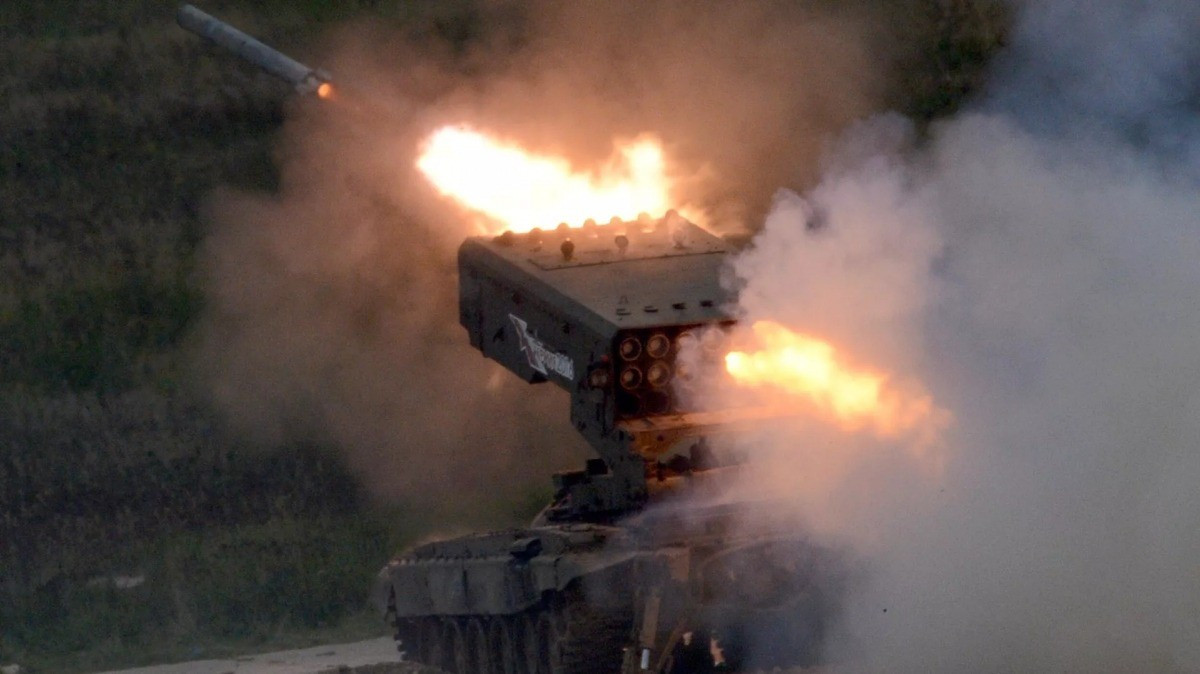 Trong khi đó, mặt trận Kupyansk là một ví dụ điển hình về chiến tranh hiện đại. Sử dụng kết hợp hàng loạt UAV và chiến tranh điện tử, Cụm quân phía Tây RFAF, trước tiên đã vô hiệu hóa hệ thống liên lạc Starlink của Ukraine và sau đó triển khai các bệ phóng tên lửa nhiệt áp TOS-1A để bảo vệ Quốc lộ 207.