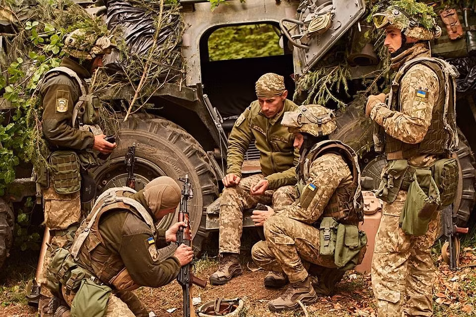 Lữ đoàn Azov số 12 tinh nhuệ của Quân đội Ukraine (AFU), một đơn vị được tái tổ chức từ Tiểu đoàn Azov trước kia, đóng vai trò là “lính cứu hỏa” tại Pokrovsk. Họ đã thiết lập các tuyến phòng thủ dọc theo các điểm then chốt như Phố Gorky, nỗ lực đẩy lùi cuộc tấn công của quân Nga.