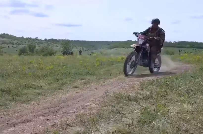 Câu hỏi là quân Nga tại sao không đánh thẳng vào Konstantinovka, mà họ đang cố gắng vượt qua sườn bên trái của thành phố, tiến đến Druzhkovka, kiểm soát các tuyến đường tiếp tế đến Konstantinovka? Có lẽ RFAF cố gắng tránh các cuộc giao tranh trong thành phố, mà thực hiện chiến thuật “3 vây – 1 mở” mà họ thường áp dụng khi tấn công các thành phố của Ukraine gần đây.