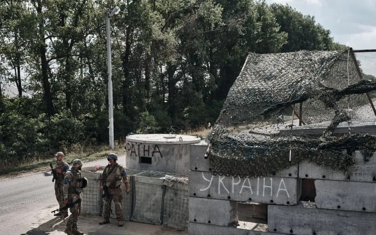 Những căn hầm bằng bê tông kiên cố hơn và không thể bị phá hủy ngay cả bằng bom phá 1.500 kg đã được AFU xây dựng. Tuyến đầu cũng được rải đầy mìn và bố trí các hào chống tăng, và xe tăng Nga trở thành mục tiêu sống ngay khi vượt qua. Do vậy rất khó cho RFAF có thể tiến công ồ ạt.