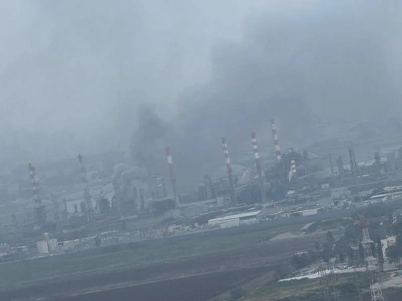 Điều đáng chú ý là nhà máy lọc dầu Haifa sản xuất khoảng 60% nhiên liệu diesel và 50% xăng của Israel, chế biến khoảng 197.000 thùng dầu mỗi ngày. Nhà máy chủ yếu cung cấp cho quân đội Israel. Ngoài nhiên liệu, nhà máy còn sản xuất polyolefin (được sử dụng để sản xuất ống nhựa, bao bì, v.v.) và các hợp chất thơm.