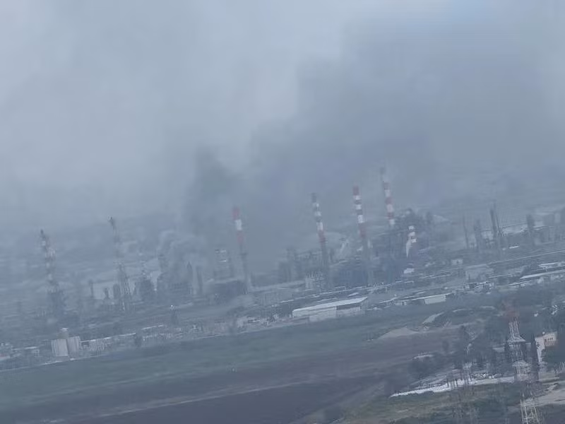 Điều đáng chú ý là nhà máy lọc dầu Haifa sản xuất khoảng 60% nhiên liệu diesel và 50% xăng của Israel, chế biến khoảng 197.000 thùng dầu mỗi ngày. Nhà máy chủ yếu cung cấp cho quân đội Israel. Ngoài nhiên liệu, nhà máy còn sản xuất polyolefin (được sử dụng để sản xuất ống nhựa, bao bì, v.v.) và các hợp chất thơm.