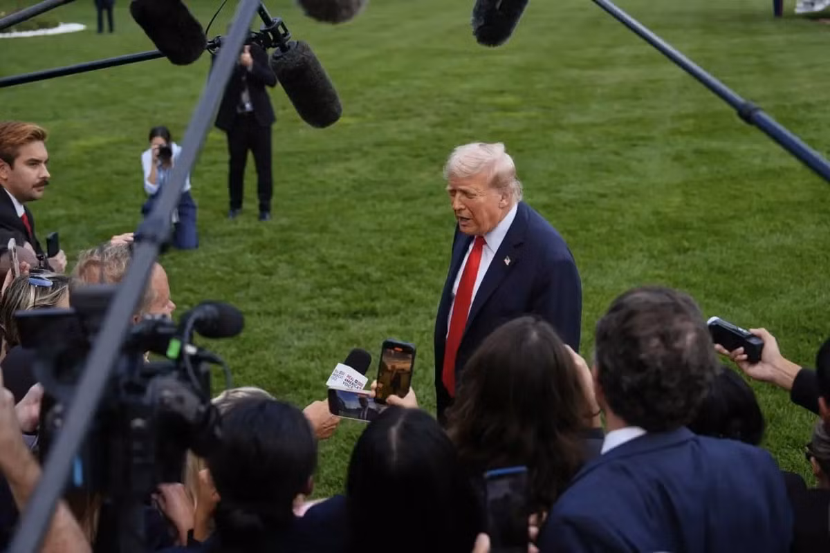 Trong cuộc họp báo chung với Thủ tướng Nhật Bản Sanae Takaichi, khi trả lời các phóng về khả năng triển khai quân đội Mỹ đến Iran, hoặc tăng cường quân số cho một chiến dịch trên bộ, Tổng thống Mỹ Donald Trump trả lời rằng, ông không có ý định điều quân đến Trung Đông, và nếu có, chắc chắn ông sẽ không nói với các phóng viên biết về điều đó.