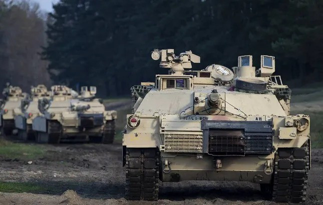 Vào tháng 9 và tháng 10/2023, Mỹ đã chuyển 31 xe tăng M1A1 Abrams cho Ukraine, đủ cho AFU thành lập một tiểu đoàn tăng, biên chế cho lữ đoàn bộ binh cơ giới theo “chuẩn NATO”. Sau hơn một năm rưỡi kể từ khi tiếp nhận, chỉ còn lại 4 chiếc trong số này. Thông tin này được trang web Military Watch, trích dẫn thông tin từ các nhà nghiên cứu Osinter.