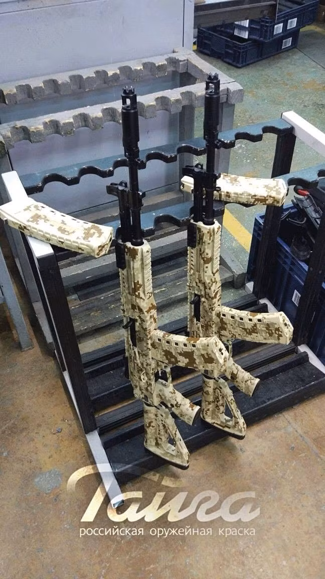 Theo ghi nhận của lính dù Nga, phiên bản AK-12K carbine, được cải tiến từ AK-12, dựa trên kinh nghiệm chiến đấu ở chiến trường Nga-Ukraine. AK-12K carbine thuận tiện hơn nhiều trong sử dụng so với phiên bản tiêu chuẩn, nhất là khi chiến đấu ở những khu vực chật hẹp như chiến hào, đô thị và trong chiến đấu cận chiến.