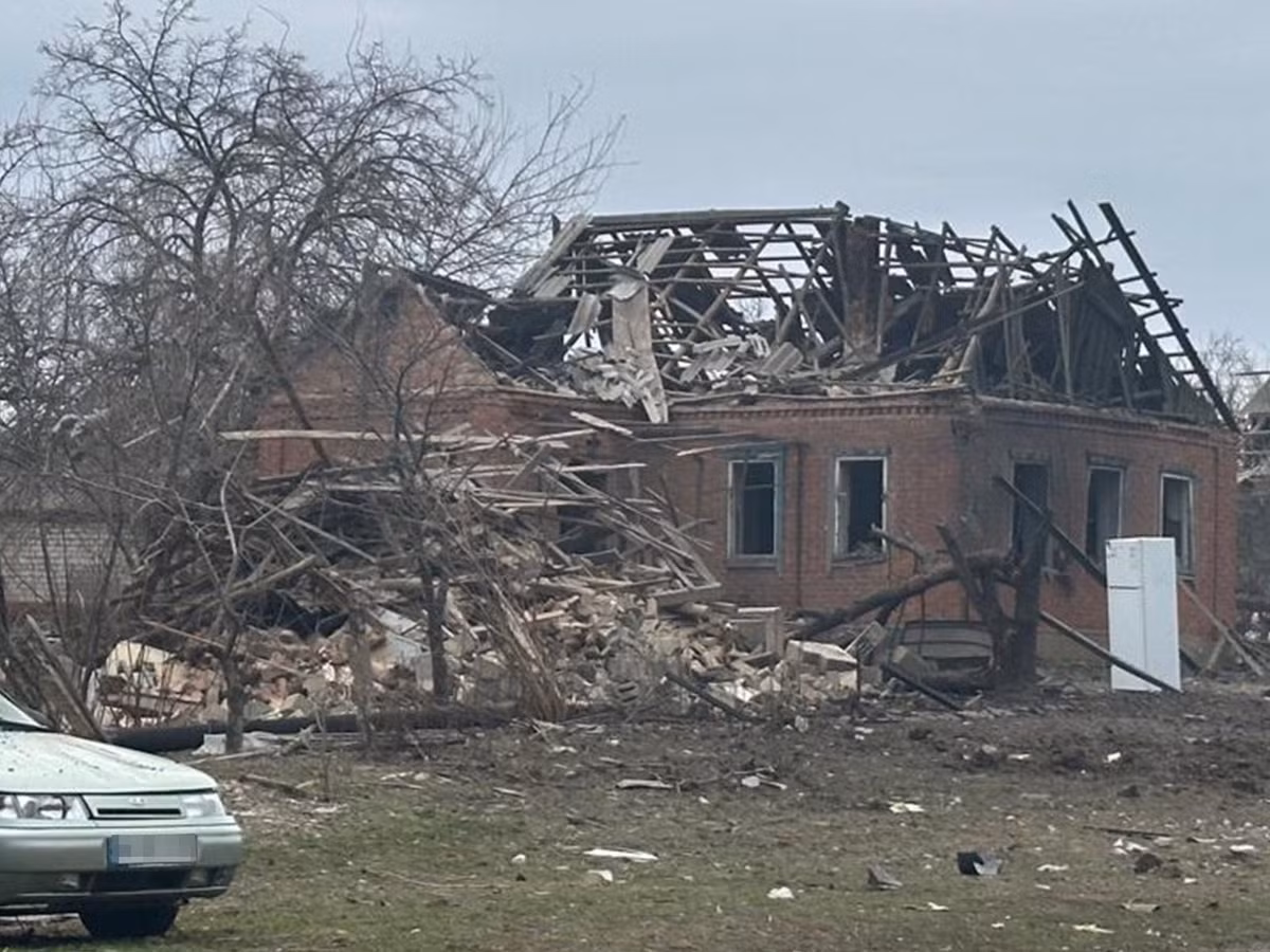  Nếu thông tin về cuộc đột phá nhanh chóng của RFAF vào thị trấn Rodinskoye được xác nhận, thì Pokrovsk và Mirnograd thực sự sẽ rơi vào vòng vây của RFAF, mà cổ họng sẽ bị “bóp nghẹt”. Do đó, các đơn vị đồn trú của AFU sẽ phải ngay lập tức rút lui, để không bị bao vây hoàn toàn và tiêu diệt.