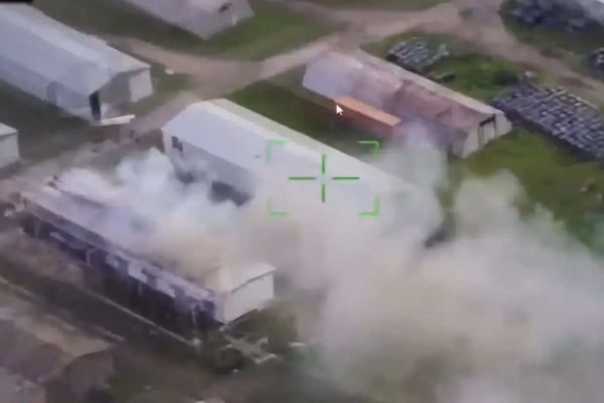 Cùng với đó, những chiếc UAV FPV điều khiển bằng cáp quang của Nga, hiện có thể tiếp cận thành phố Sumy, có thể tấn công chính xác vào những xe cơ giới, khiến việc tiếp tế hậu cần của AFU cho lực lượng phòng thủ phía trước càng căng thẳng.