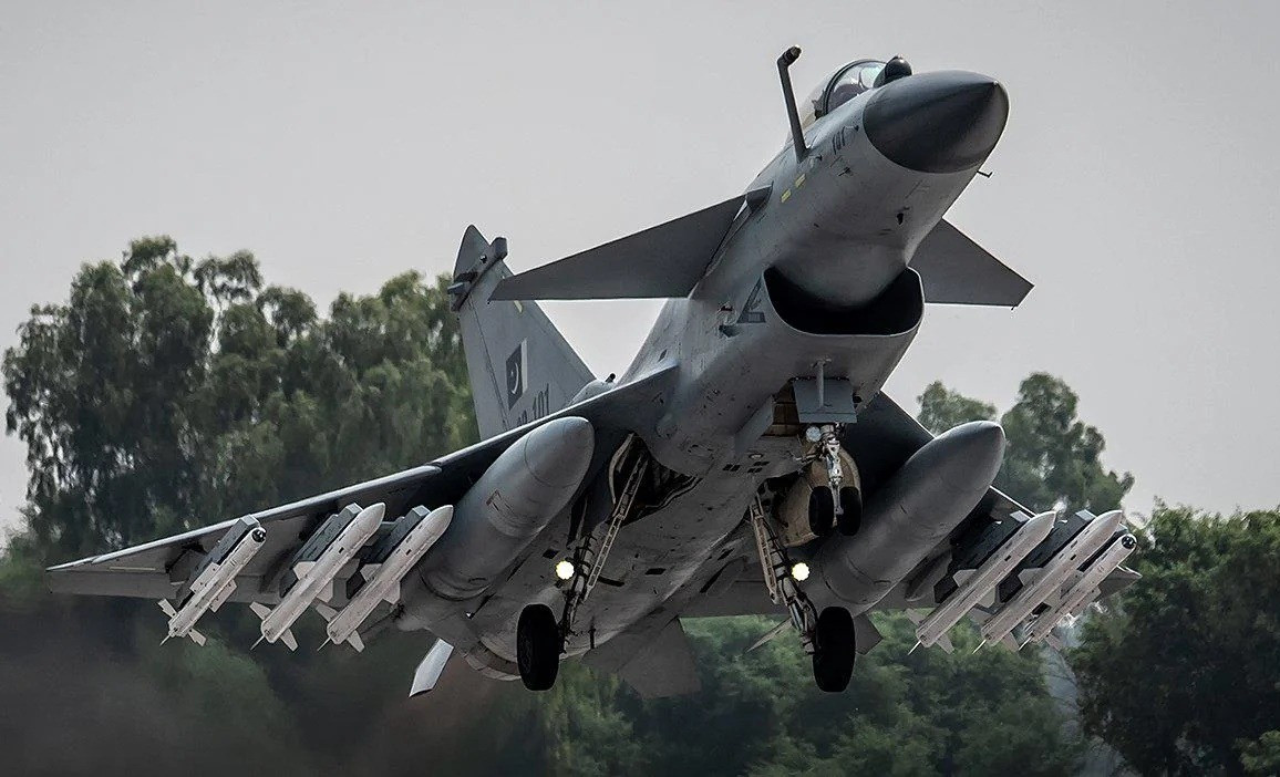 Câu hỏi là tại sao Indonesia vừa đưa ra những “tuyên bố bom tấn” trên thị trường mua sắm vũ khí? Từ "một thỏa thuận đã xong" đến "so sánh giá từ ba nhà cung cấp khác nhau", tại sao lại “gần nhau như vậy”? Trước hết, với 9 tỷ USD để mua 42 máy bay chiến đấu J-10C, về cơ bản là Jakarta đã đổ toàn bộ ngân sách quốc phòng vào thỏa thuận này.