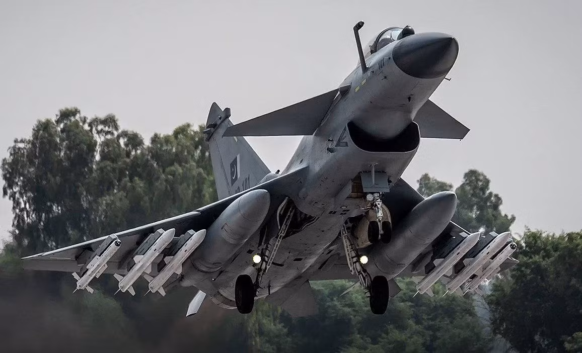 Câu hỏi là tại sao Indonesia vừa đưa ra những “tuyên bố bom tấn” trên thị trường mua sắm vũ khí? Từ "một thỏa thuận đã xong" đến "so sánh giá từ ba nhà cung cấp khác nhau", tại sao lại “gần nhau như vậy”? Trước hết, với 9 tỷ USD để mua 42 máy bay chiến đấu J-10C, về cơ bản là Jakarta đã đổ toàn bộ ngân sách quốc phòng vào thỏa thuận này.