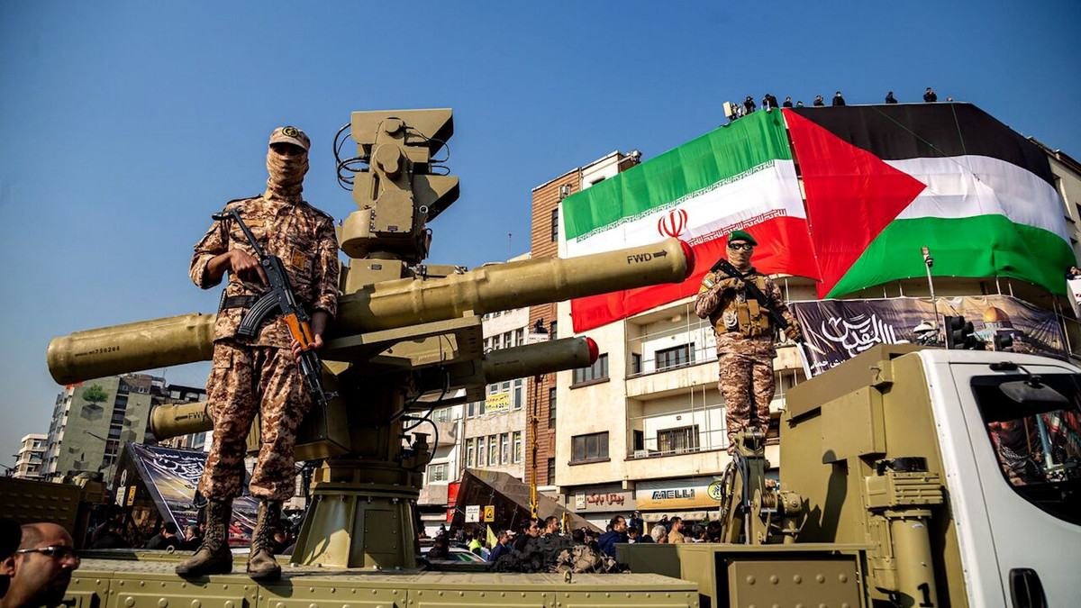 Cuối cùng, Iran vẫn còn một số lực lượng ủy nhiệm ở Iraq, và họ có các tuyến liên lạc trên bộ xuyên biên giới Iran và có thể tấn công vào các căn cứ quân sự của Mỹ ở khu vực Trung Đông.