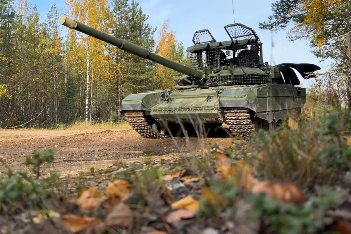 Một số lượng quân lớn như vậy chắc chắn cần phải được tập hợp và huy động ở nhiều nơi khác tới. Xét cho cùng, trên một mặt trận dài hơn 1.000 km, cả quân đội Nga và Ukraine đều không có nhiều năng lực dự phòng, để có thể dễ dàng huy động hàng chục nghìn quân cơ động.