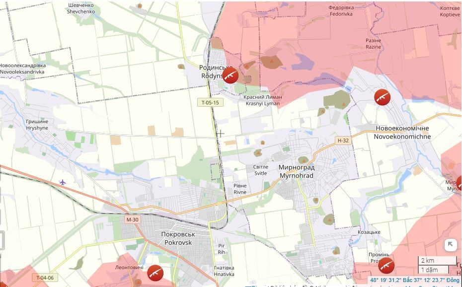 Hơn nữa, quân Nga đang bao vây thành phố từ hướng thị trấn Rodinske, với mục tiêu là cắt đứt tuyến tiếp tế cuối cùng còn lại của quân phòng thủ Ukraine ở Pokrovsk và Myrnohrad. Rõ ràng, thời gian để quân phòng thủ Ukraine bên trong Pokrovsk rút lui đang cạn dần.