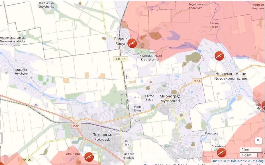 Hơn nữa, quân Nga đang bao vây thành phố từ hướng thị trấn Rodinske, với mục tiêu là cắt đứt tuyến tiếp tế cuối cùng còn lại của quân phòng thủ Ukraine ở Pokrovsk và Myrnohrad. Rõ ràng, thời gian để quân phòng thủ Ukraine bên trong Pokrovsk rút lui đang cạn dần.