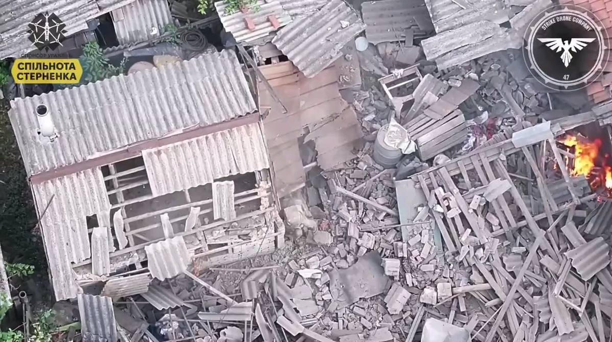 Mặc dù quân Ukraine tại khu vực này, sử dụng tất cả nhà máy, công xưởng, trường học và thậm chí là nhà dân… làm nơi trú quân tạm thời, nhưng rất khó thoát bởi UAV trinh sát của Nga. Bản thân lính Ukraine rõ ràng không ngờ rằng UAV FPV sẽ bay đến nơi họ đóng quân.