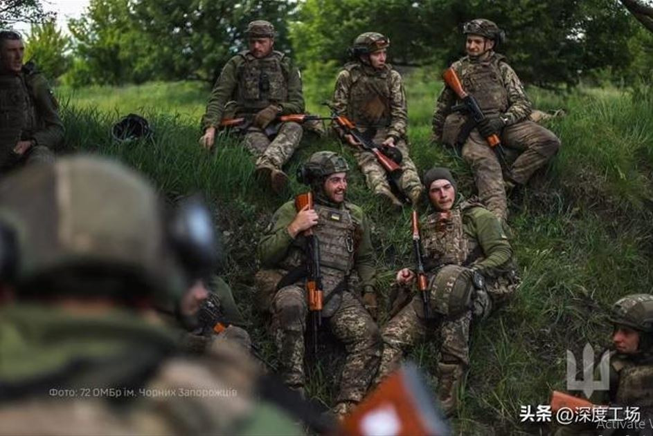 Thông tin tình báo Nga, cho biết trong thành phố Seversk không chỉ có lính Ukraine mà còn có rất nhiều lính đánh thuê nước ngoài. Không chỉ có lính đánh thuê Colombia, mà còn có lính đánh thuê Pháp và Đan Mạch. Nhưng giờ đây, họ rất khó khăn để có thể rút lui. (nguồn ảnh Military Review, Ukrinform, Rvvoenkory).