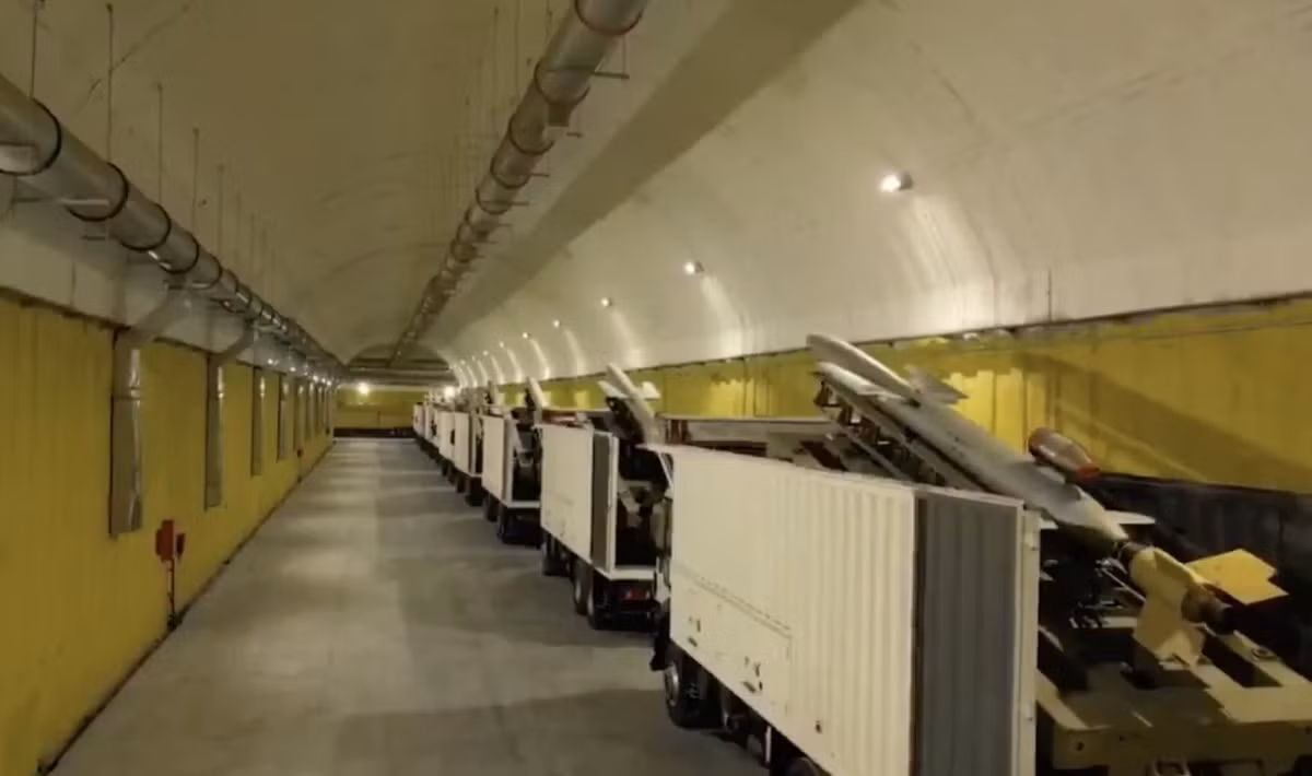 Trong các đường hầm, xe bệ phóng tên lửa di chuyển nhanh chóng, qua các cửa bí mật để phóng đạn, rồi nhanh chóng quay trở lại và chúng biến mất vào núi trong nháy mắt; sau đó những cánh cửa bọc thép nặng nề đóng lại. Tư lệnh IRGC Salami từng tự hào tuyên bố: "Năng lực sản xuất tên lửa của chúng tôi đang cải thiện số lượng, chất lượng và độ chính xác mỗi ngày".