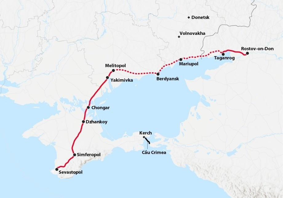 Quan trọng hơn, sau khi quân đội Nga sửa chữa tuyến đường sắt ven biển từ Crimea đến Melitopol, năng lực vận chuyển trung bình hàng ngày đã tăng từ 12 lên 35 chuyến tàu, tăng dự trữ đạn dược của Cụm quân Dnepr lên 400%.6. Trong khi đó, mặt trận Kupyansk là một ví dụ điển hình về chiến tranh hiện đại. Sử dụng kết hợp hàng loạt UAV và chiến tranh điện tử, Cụm quân phía Tây RFAF, trước tiên đã vô hiệu hóa hệ thống liên lạc Starlink của Ukraine và sau đó triển khai các bệ phóng tên lửa nhiệt áp TOS-1A để bảo vệ Quốc lộ 207.