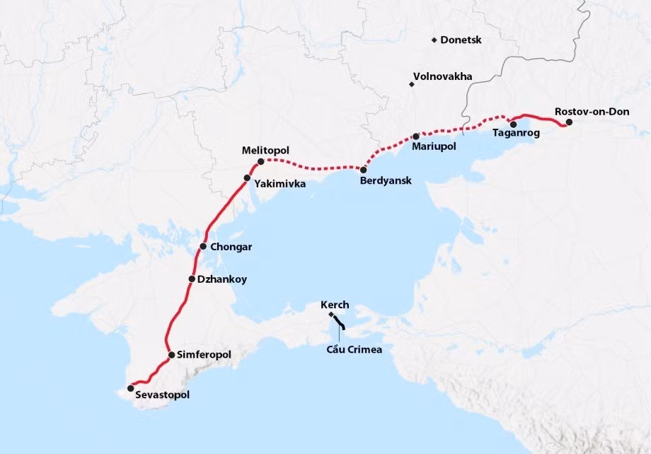 Quan trọng hơn, sau khi quân đội Nga sửa chữa tuyến đường sắt ven biển từ Crimea đến Melitopol, năng lực vận chuyển trung bình hàng ngày đã tăng từ 12 lên 35 chuyến tàu, tăng dự trữ đạn dược của Cụm quân Dnepr lên 400%.6. Trong khi đó, mặt trận Kupyansk là một ví dụ điển hình về chiến tranh hiện đại. Sử dụng kết hợp hàng loạt UAV và chiến tranh điện tử, Cụm quân phía Tây RFAF, trước tiên đã vô hiệu hóa hệ thống liên lạc Starlink của Ukraine và sau đó triển khai các bệ phóng tên lửa nhiệt áp TOS-1A để bảo vệ Quốc lộ 207.