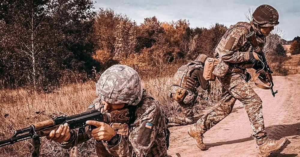 Vào tháng 6/2024, một trung đội thuộc Lữ đoàn Phòng vệ Quốc gia 241 của Ukraine, đã cầm cự 72 giờ mà không cần tiếp tế, khi dựa vào một gara ngầm và đẩy lùi 12 đợt tấn công của quân Nga. Đối mặt với hỏa lực áp đảo, AFU đã áp dụng "phòng thủ linh hoạt": chỉ triển khai các trạm quan sát ở các vị trí tiền phương, trong khi lực lượng chủ lực vẫn ẩn náu ở tuyến hai.