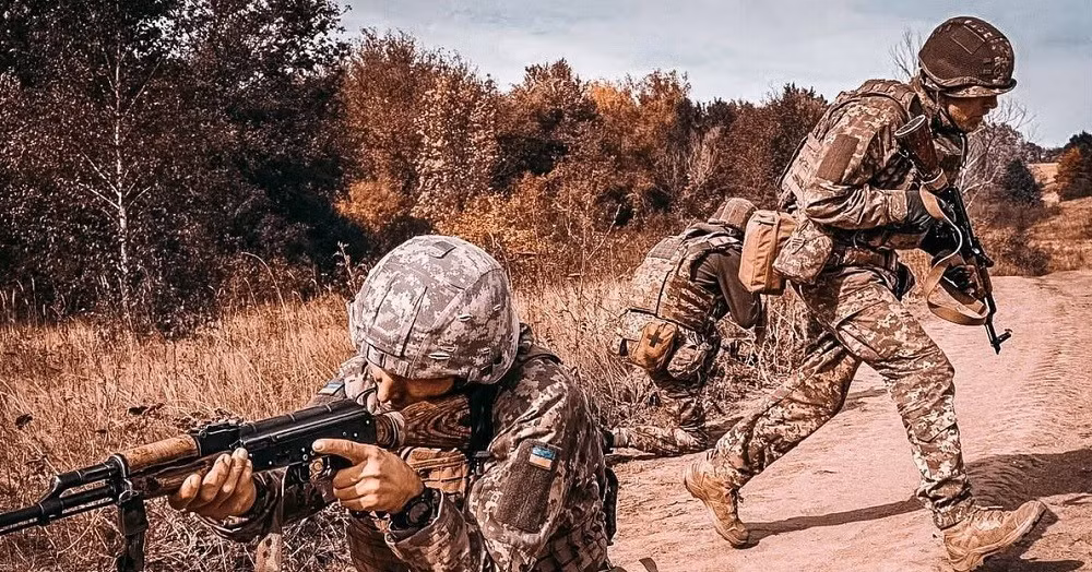 Vào tháng 6/2024, một trung đội thuộc Lữ đoàn Phòng vệ Quốc gia 241 của Ukraine, đã cầm cự 72 giờ mà không cần tiếp tế, khi dựa vào một gara ngầm và đẩy lùi 12 đợt tấn công của quân Nga. Đối mặt với hỏa lực áp đảo, AFU đã áp dụng "phòng thủ linh hoạt": chỉ triển khai các trạm quan sát ở các vị trí tiền phương, trong khi lực lượng chủ lực vẫn ẩn náu ở tuyến hai.