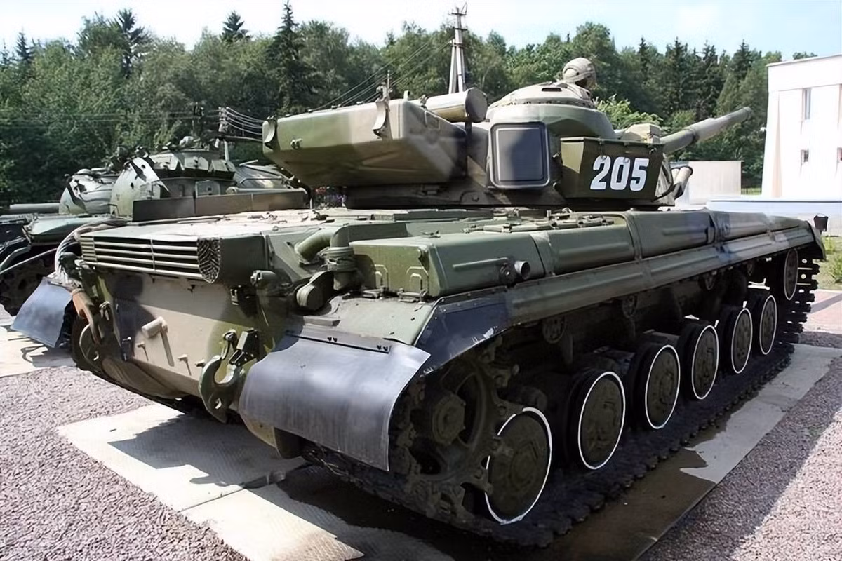 Chiều cao chiến đấu của T-64 chỉ là 2,17 mét, khiến nó trở thành xe tăng có tháp pháo thấp nhất thế giới vào thời điểm đó, thậm chí thấp hơn 81 cm so với xe tăng M60 của Mỹ. Thiết kế thấp này mang lại những lợi thế đáng kể trên chiến trường. "Diện tích hình chiếu" của xe tăng trên chiến trường càng nhỏ thì khả năng bị phát hiện càng thấp. Các tính toán cho thấy ở cùng khoảng cách, khả năng bị bắn trúng của T-64 thấp hơn 30% so với M60.