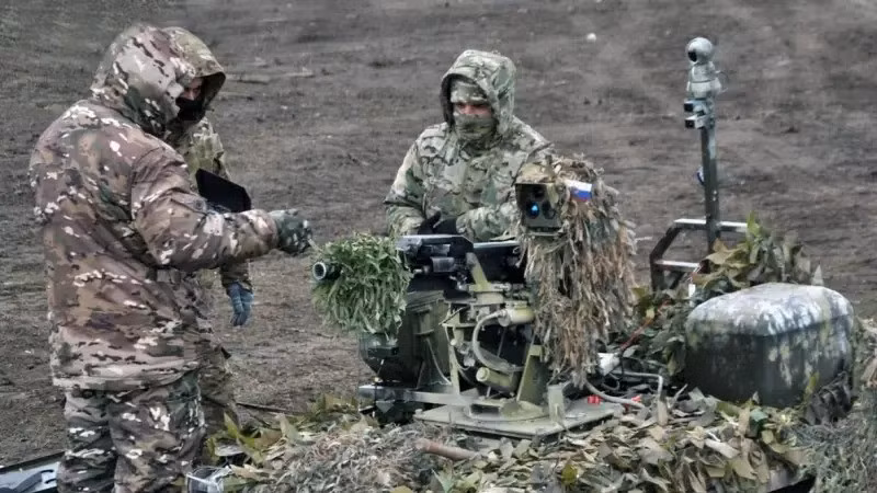 Nếu gặp khó khăn trên chiến trường, chỉ huy tiểu đoàn Nga phải nhập tất cả dữ liệu chiến trường vào máy tính bảng và báo cáo về trung tâm chỉ huy. Đồng thời, một hệ thống trí tuệ nhân tạo được sử dụng để phân tích. Các đơn vị hỏa lực và phân đội chiến đấu khác của Nga sau đó được huy động để hỗ trợ.