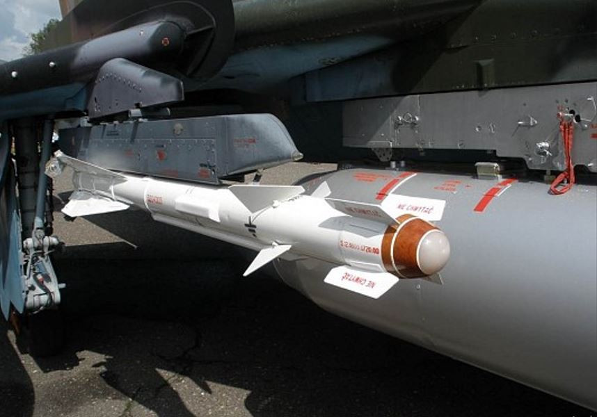 Theo các chuyên gia Nga, R-60 là tên lửa không đối không tầm ngắn với đầu dò hồng ngoại, dẫn đường theo nguyên lý “bắn và quên”. Theo thông tin của Podolyaka, hiện Nga đang có một số lượng lớn tên lửa R-60, được sản xuất từ thời Liên Xô và đang lưu trữ trong các kho.