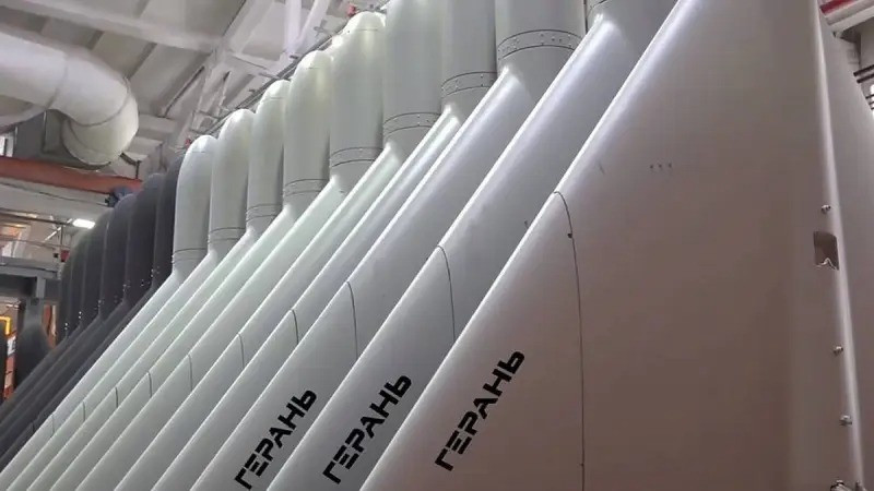 Điều đáng chú ý là, theo các quan chức Ukraine, chỉ riêng trong tháng 11 năm nay, Nga đã sử dụng hơn 5.000 UAV Geran-2, để tấn công các mục tiêu nằm sâu trong lãnh thổ Ukraine, và có thể không ít số UAV này, được cải tiến mang tên lửa R-60. Như vậy các chiến đấu cơ của Ukraine lại có thêm mối đe dọa mới. (nguồn ảnh Military Review, Sputnik, Kyiv Post).