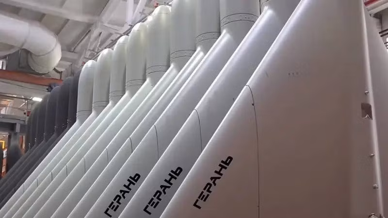 Điều đáng chú ý là, theo các quan chức Ukraine, chỉ riêng trong tháng 11 năm nay, Nga đã sử dụng hơn 5.000 UAV Geran-2, để tấn công các mục tiêu nằm sâu trong lãnh thổ Ukraine, và có thể không ít số UAV này, được cải tiến mang tên lửa R-60. Như vậy các chiến đấu cơ của Ukraine lại có thêm mối đe dọa mới. (nguồn ảnh Military Review, Sputnik, Kyiv Post).